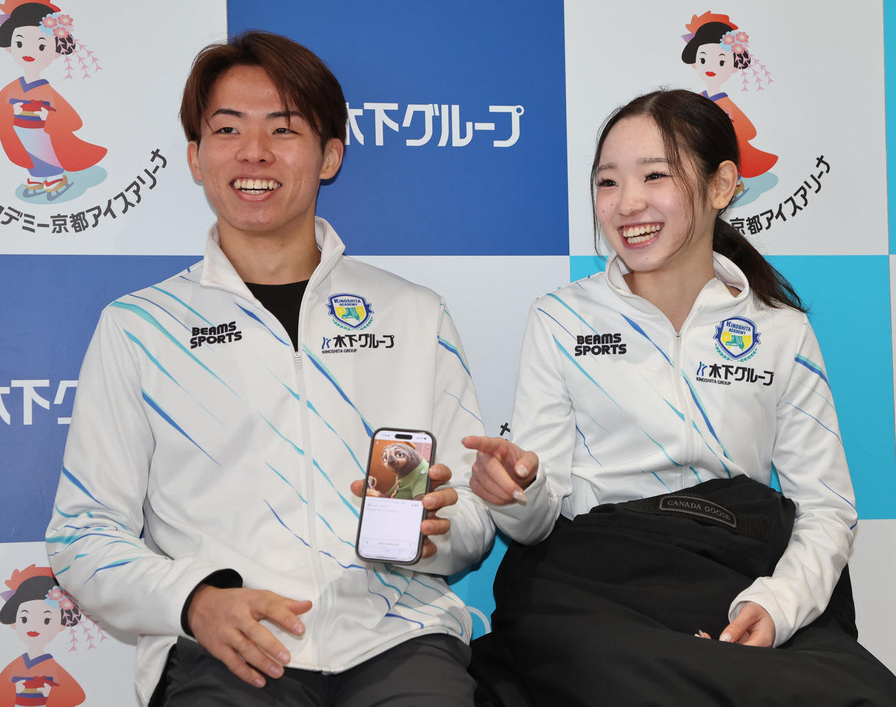 フィギュアスケートのペアで五輪に出場する長岡（右）はパートナーの森口を動物に喩えると「ズートピアのナマケモノ」と答え「顔が似ている」と画面を指さす（撮影・西尾就之）