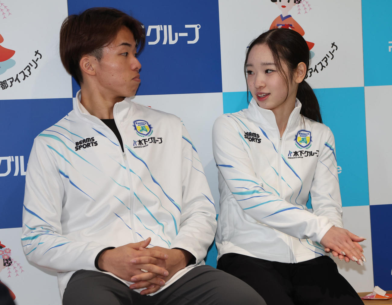 フィギュアスケートのペアで五輪に出場する長岡（右）、森口ペアはお互い見つめ合いながら質問に答える（撮影・西尾就之）