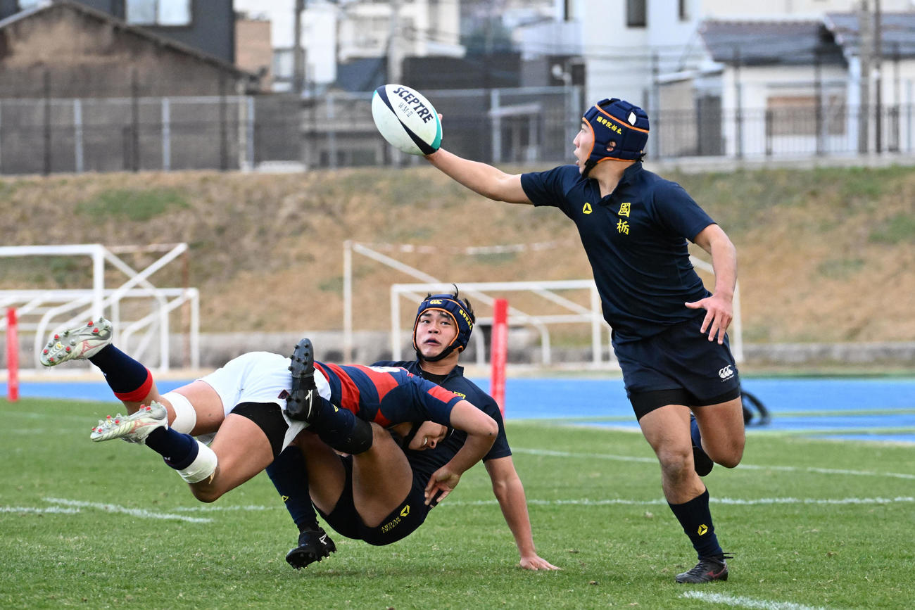 関西学院対国学院栃木　後半、国学院栃木・池田がパスを受け取り、トライを決める（撮影・滝沢美穂子）