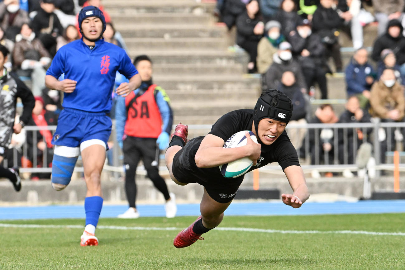 長崎北陽台対御所実　前半、御所実・村上はトライを決める（撮影・滝沢美穂子）