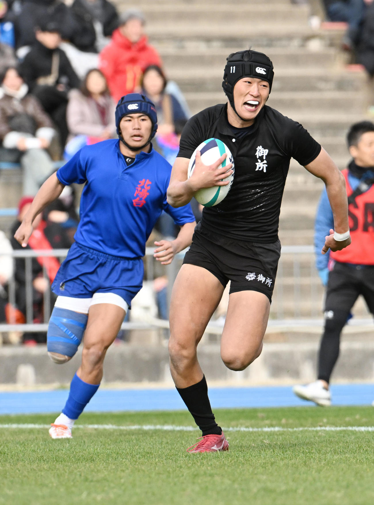 長崎北陽台対御所実　前半、御所実・村上はトライを決める（撮影・滝沢美穂子）