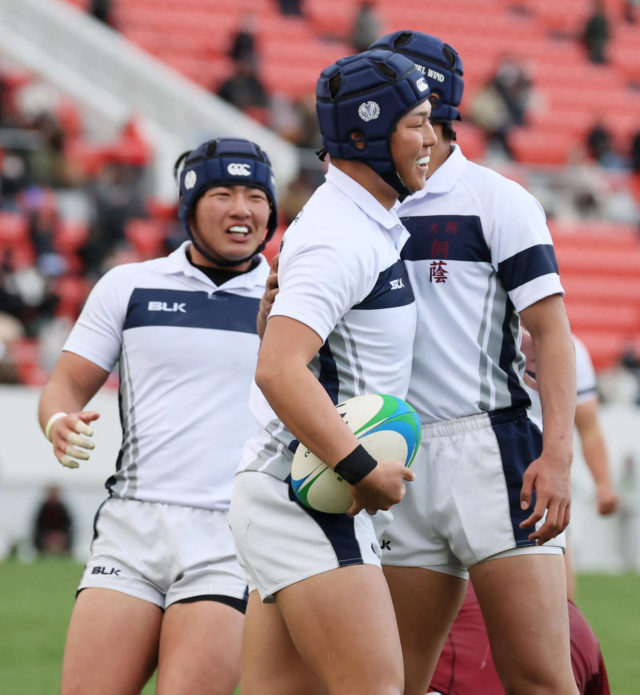 大阪桐蔭対目黒学院　後半7分、大阪桐蔭・吉川は5メートル右中間ラックから繋いだボールを左中間へトライを決め笑顔を見せる（撮影・加藤哉）
