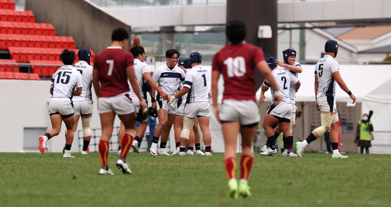 大阪桐蔭対目黒学院　目黒学院に勝利し笑顔を見せる大阪桐蔭フィフティーン（撮影・加藤哉）