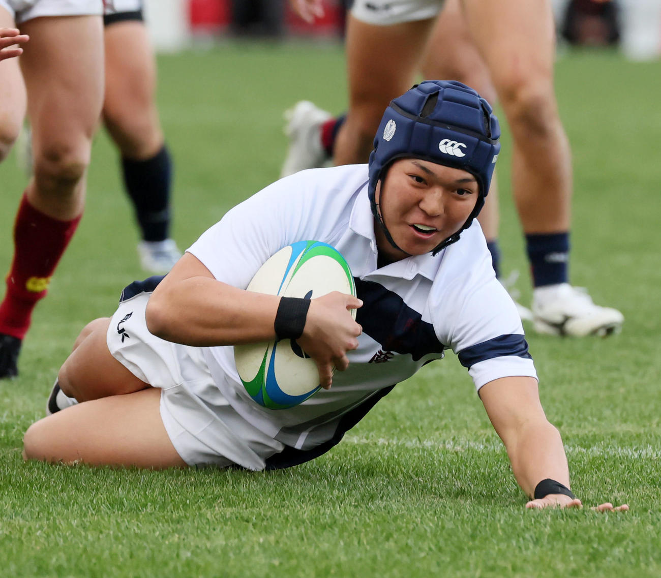 大阪桐蔭対目黒学院　後半7分、大阪桐蔭・吉川は5メートル右中間ラックからつないだボールを左中間にトライ成功（撮影・加藤哉）