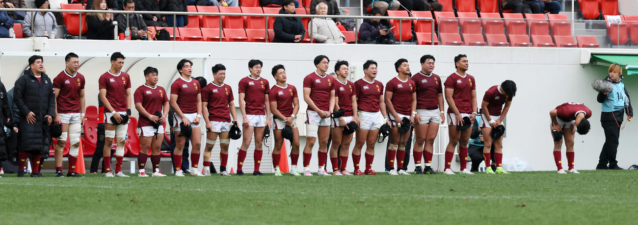 大阪桐蔭対目黒学院　大阪桐蔭に敗れ整列する目黒学院フィフティーン（撮影・加藤哉）