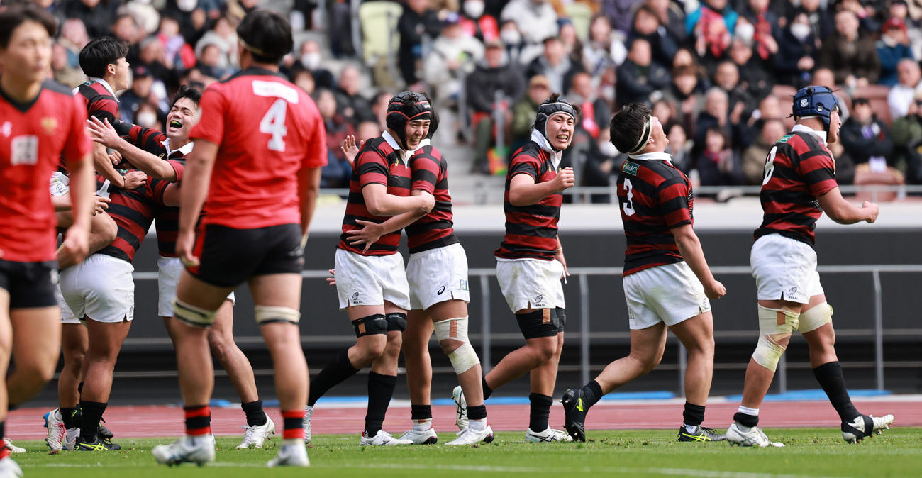 早大対帝京大　後半、フッカー清水のトライを喜ぶ早大の選手たち（撮影・野上伸悟）