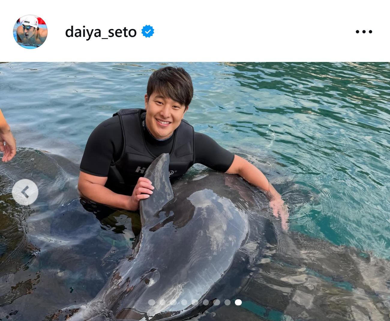 イルカとふれあう瀬戸大也（瀬戸大也のインスタグラムから）