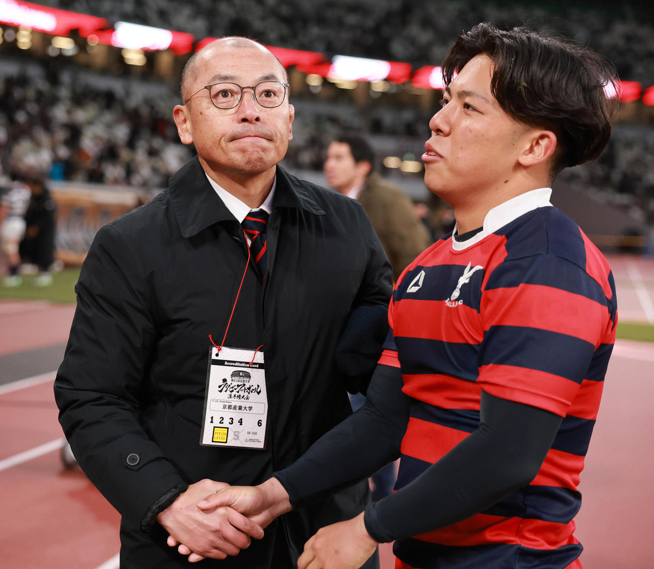 明大対京産大　SH高木（右）ら選手をねぎらう京産大・広瀬監督（撮影・野上伸悟）