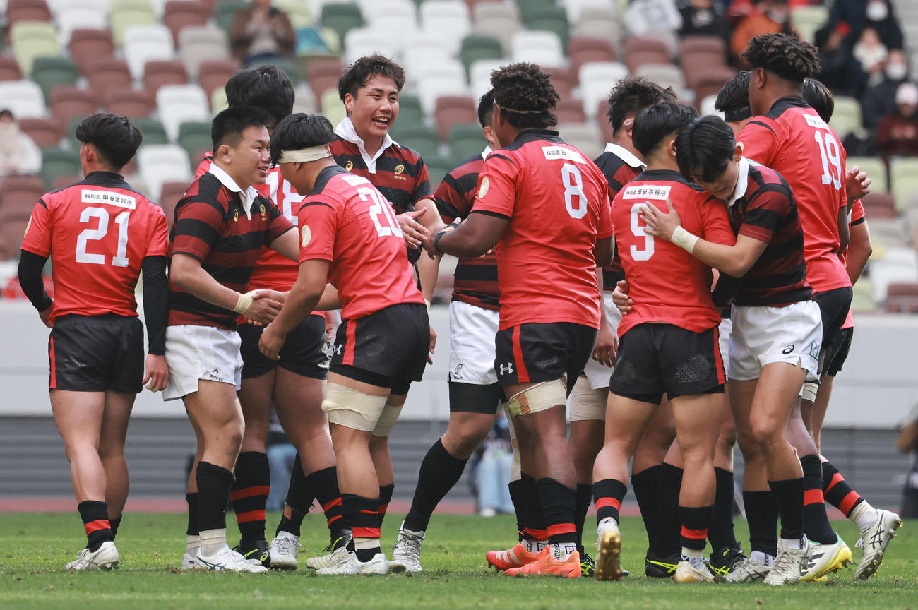 早大対帝京大　健闘をたたえ合う両校選手たち（撮影・野上伸悟）