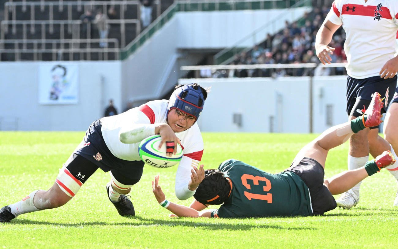東福岡対東海大相模　前半、東海大相模・笹部はトライを決める（撮影・滝沢美穂子）