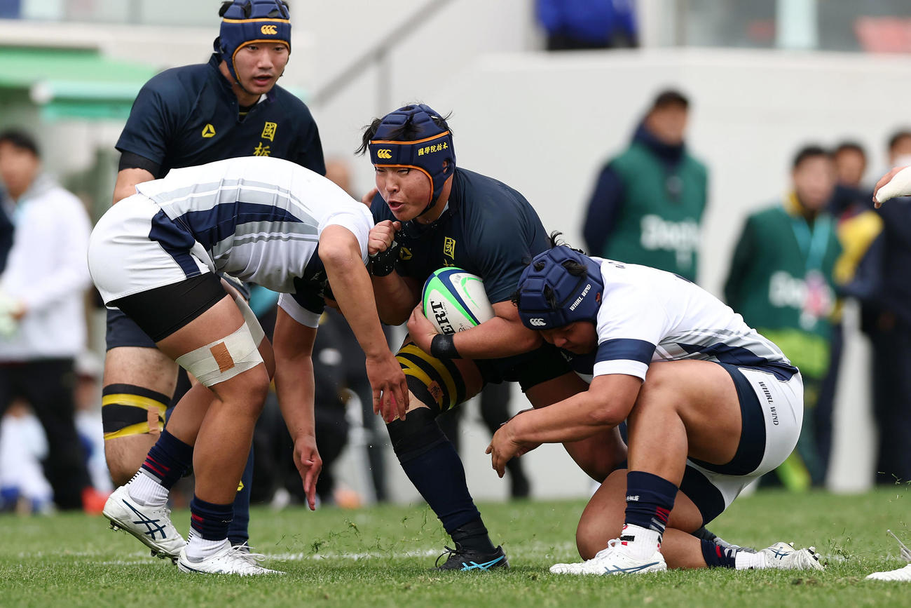 大阪桐蔭対国学院栃木　前半、敵陣へ突進する国学院栃木フッカー千野（中央）（撮影・前田充）