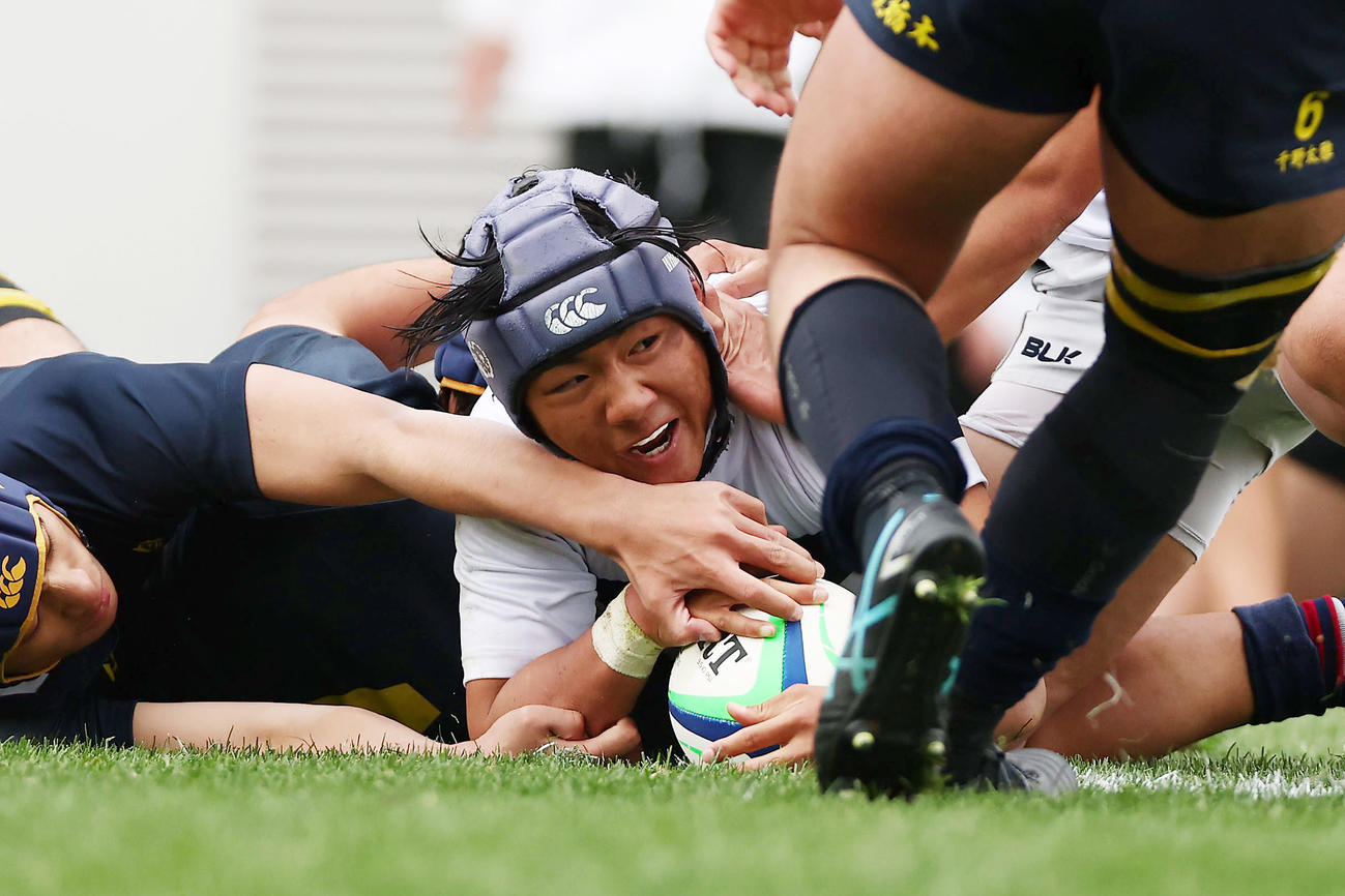 大阪桐蔭対国学院栃木　後半、勝ち越しトライを決める大阪桐蔭FB須田（中央）（撮影・前田充）