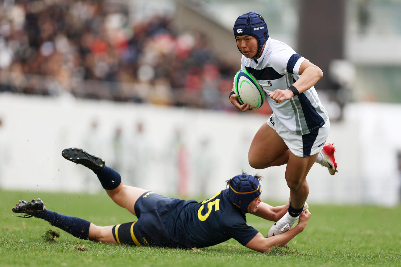 大阪桐蔭対国学院栃木　後半、相手タックルをかわして攻め上がる大阪桐蔭・吉川（撮影・前田充）