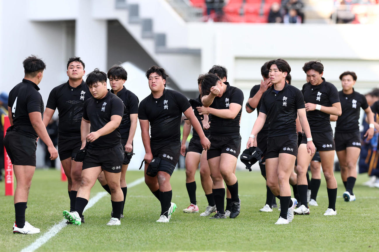 京都成章対御所実　京都成章に敗れ、涙する御所実の選手たち（撮影・前田充）