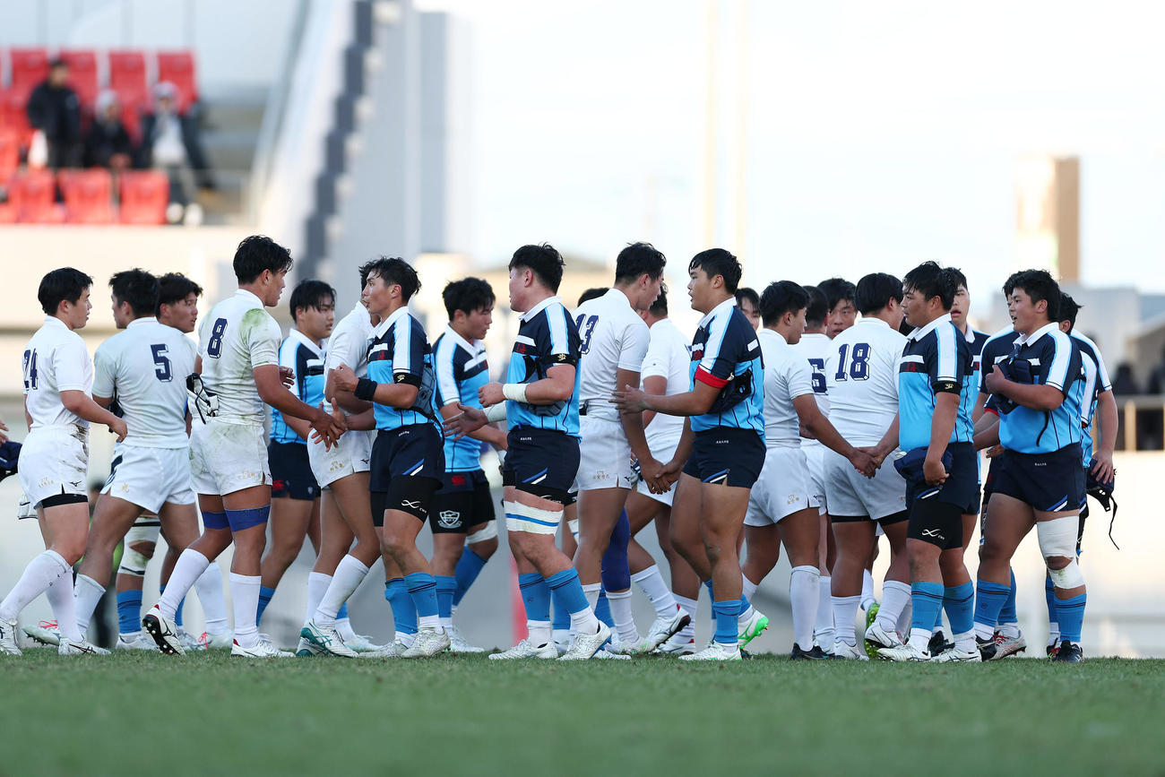 東海大大阪仰星対桐蔭学園　桐蔭学園が勝利し、健闘をたたえ合う両チームの選手たち（撮影・前田充）