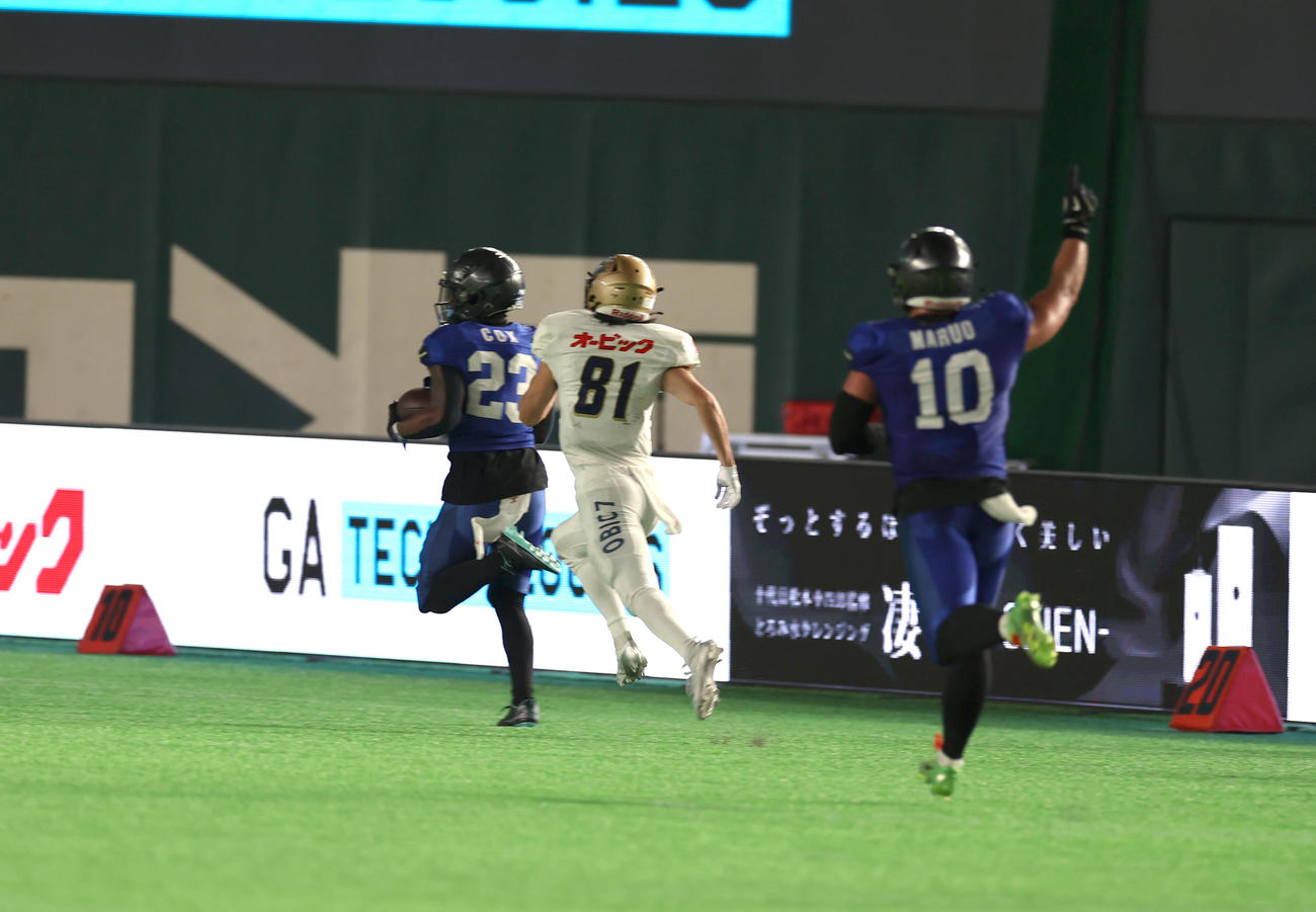 オービック対パナソニック　第4Q　インターセプトを決めるパナソニックCBコックス（撮影・水谷安孝）