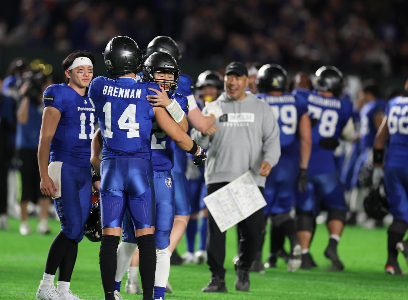 オービック対パナソニック　日本一を決め抱き合った喜ぶパナソニックの選手たち（撮影・水谷安孝）