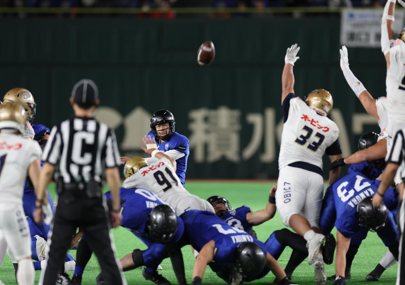 第3Q　フィールドゴールを決めるパナソニックK佐伯真太郎（撮影・水谷安孝）