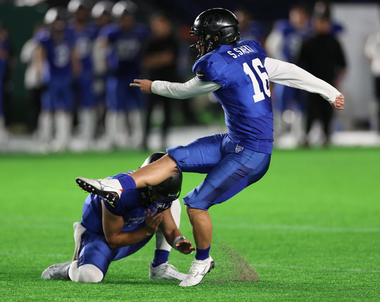 第4Q　フィールドゴールを決めるパナソニックK佐伯真太郎（撮影・水谷安孝）