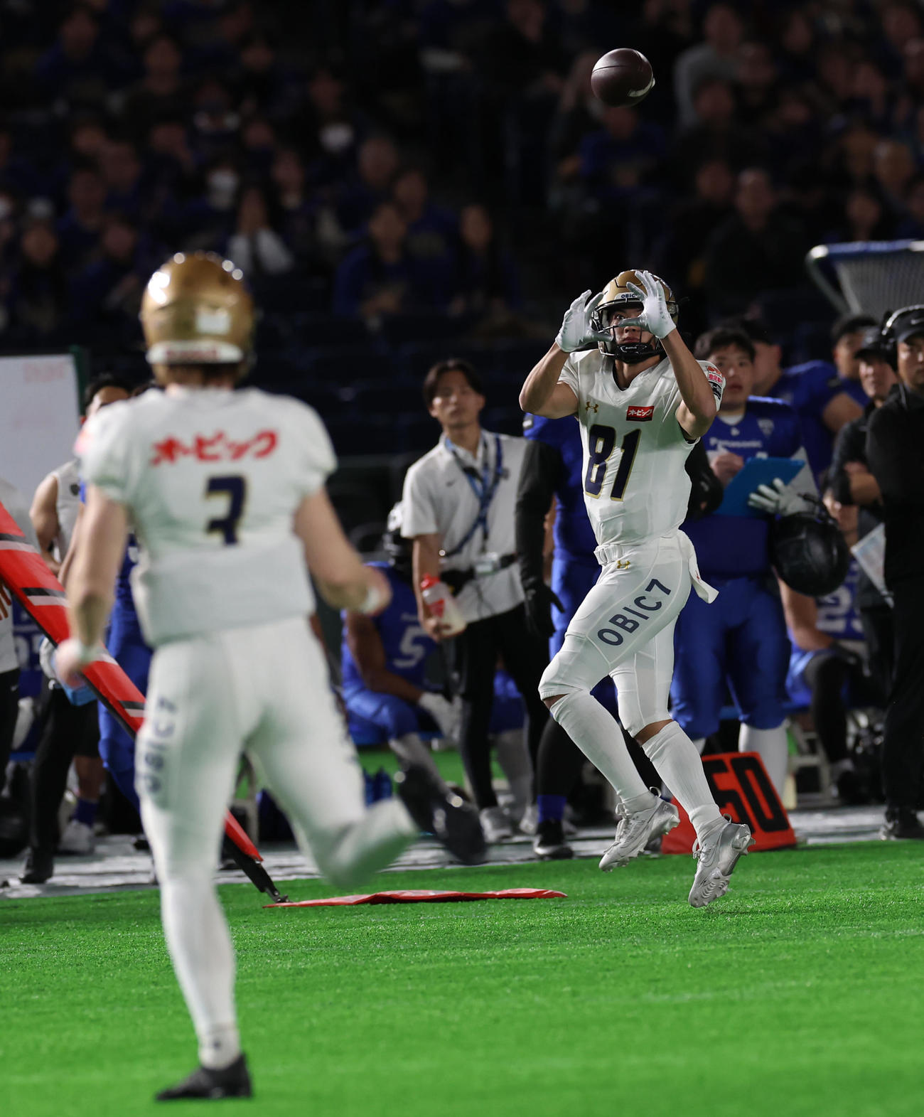 オービック対パナソニック　第1Q　パスを受けるオービックWR佐久間（撮影・水谷安孝）