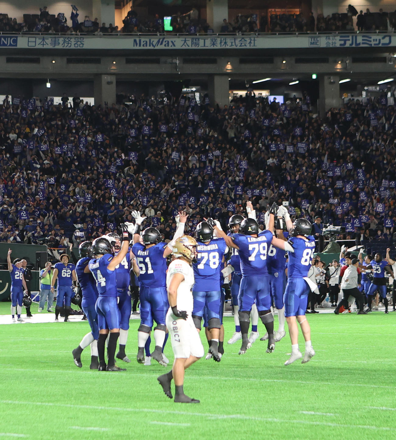 日本一を決めジャンプして喜ぶパナソニックの選手たち（撮影・水谷安孝）
