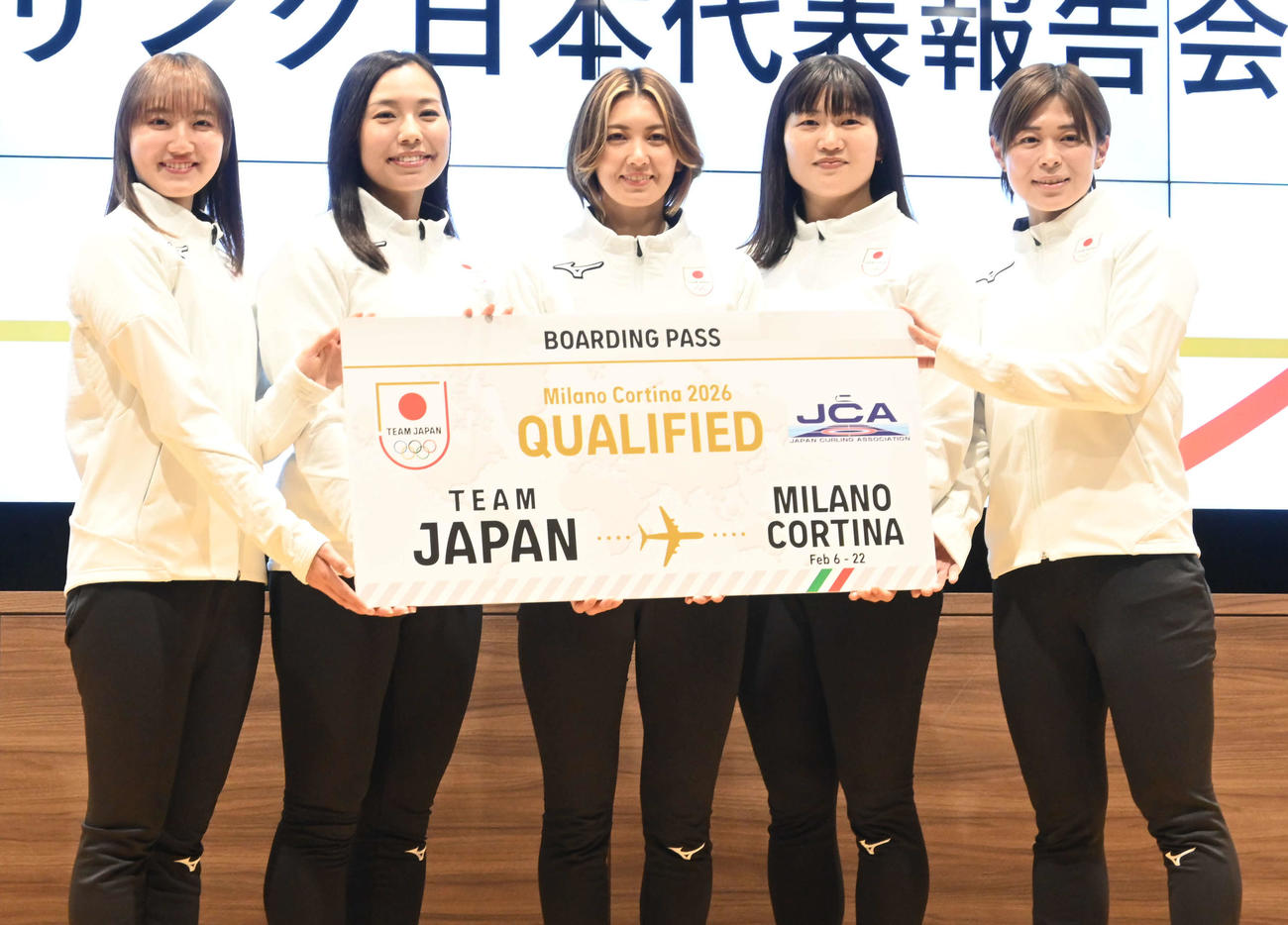 五輪出場を決めたカーリング女子日本代表フォルティウス。左から小林、近江谷、吉村、小谷、小野寺（2025年12月撮影）