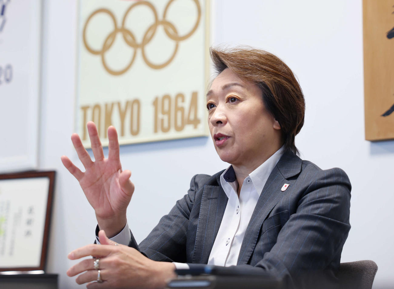 真剣な表情で記者の質問に答えるJOC橋本聖子会長（撮影・増田悦実）