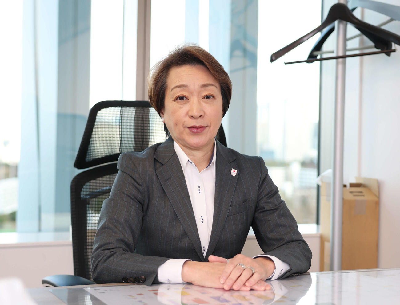 にこやかな表情で目線を向けるJOC橋本聖子会長（撮影・増田悦実）