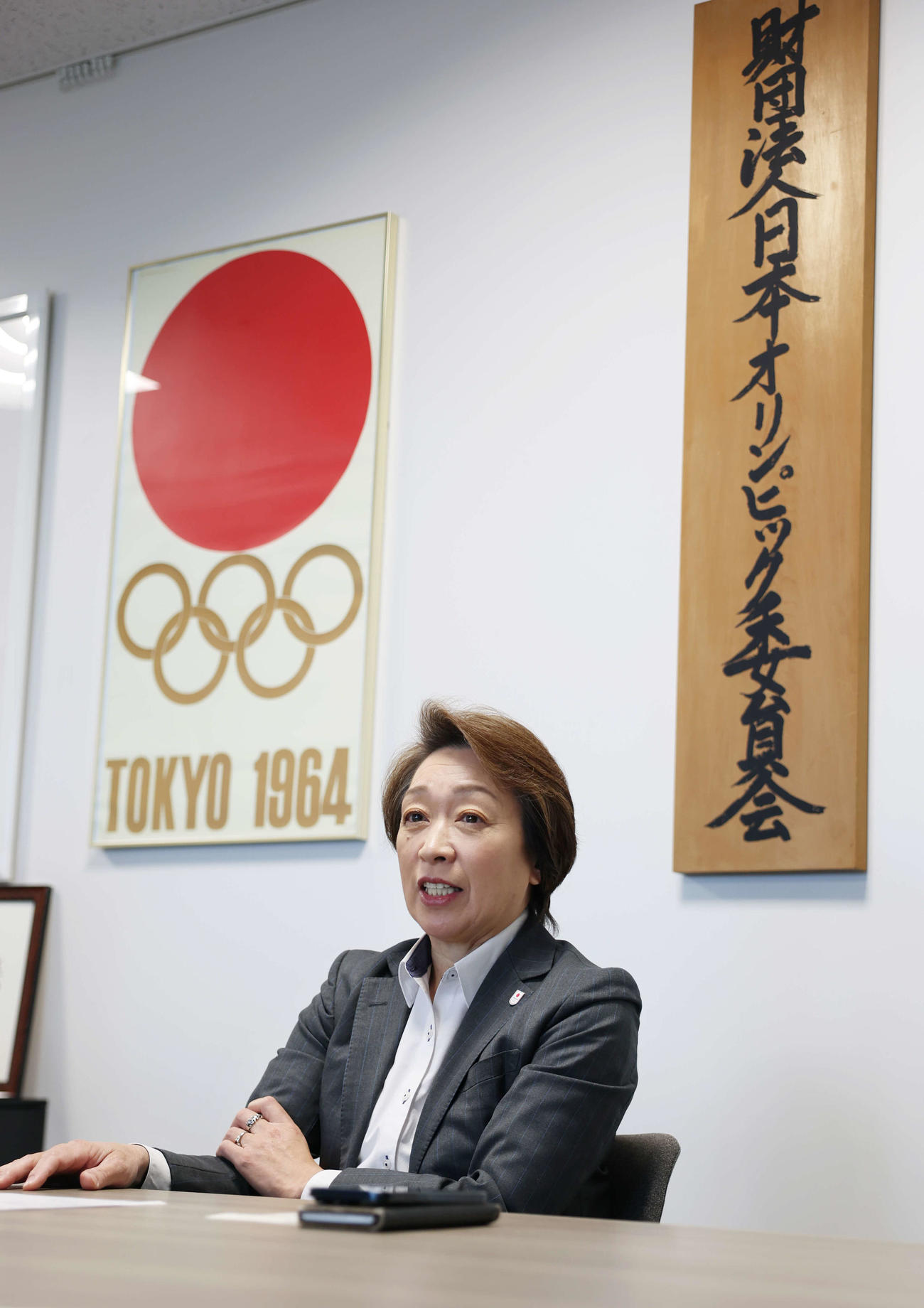 真剣な表情で記者の質問に答えるJOC橋本聖子会長（撮影・増田悦実）