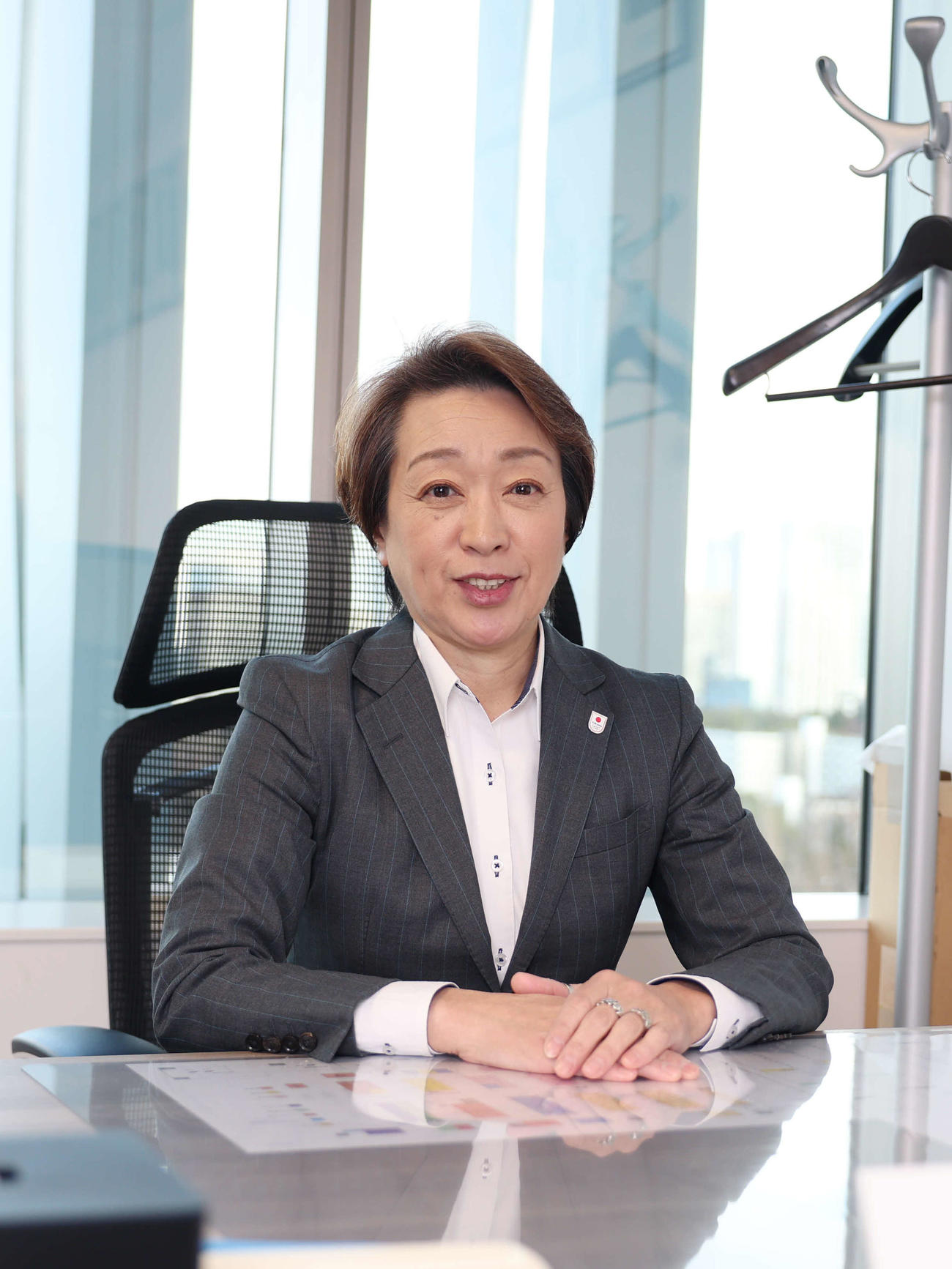にこやかな表情で目線を向けるJOC橋本聖子会長（撮影・増田悦実）