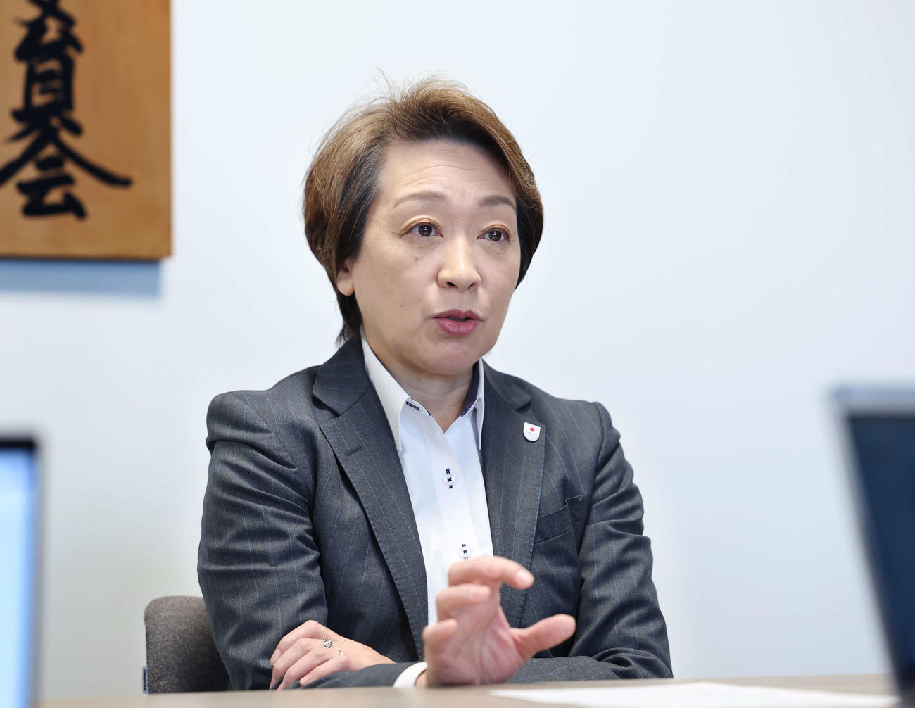 真剣な表情で記者の質問に答えるJOC橋本聖子会長（撮影・増田悦実）