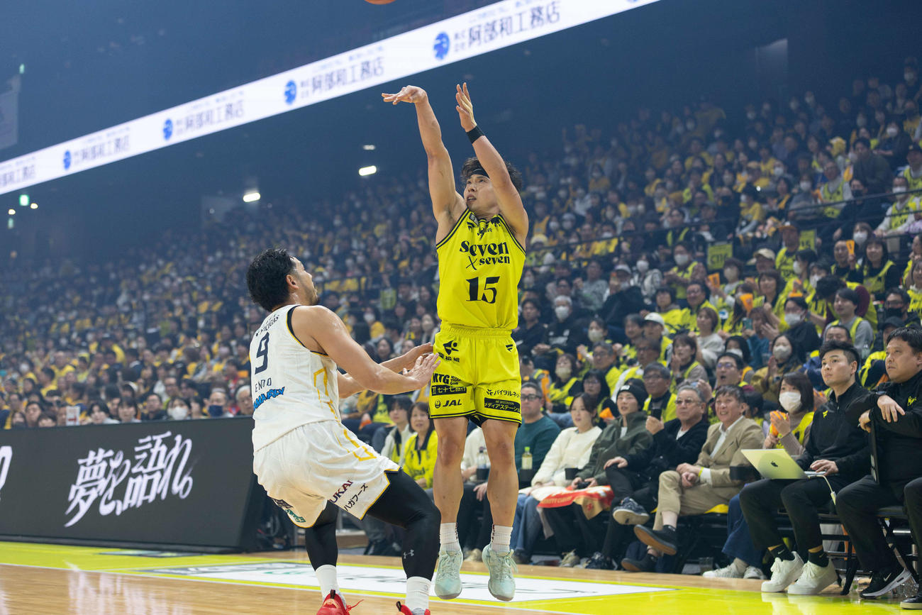 仙台対宇都宮　3点シュートを放つ仙台渡辺（C）B.LEAGUE