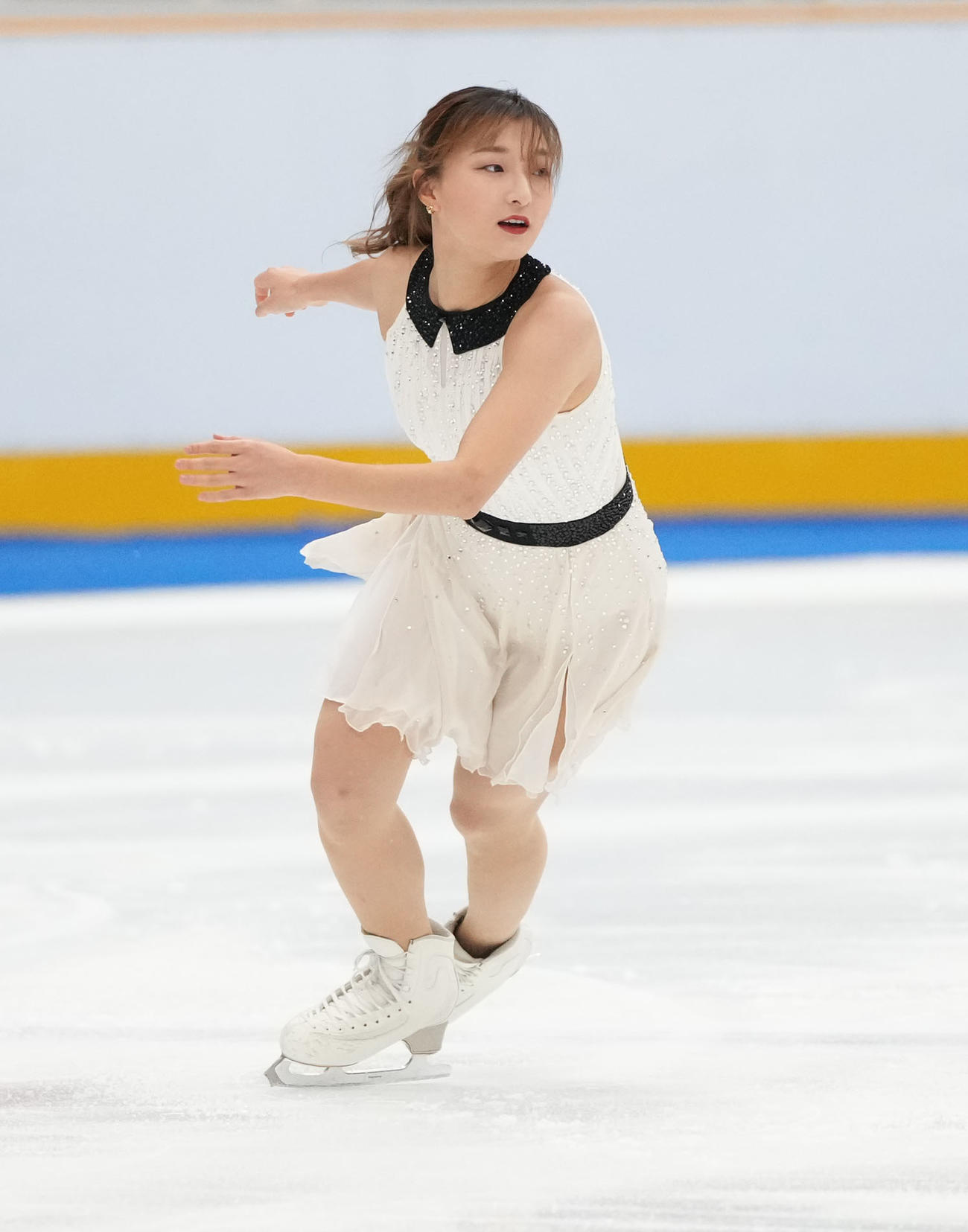 坂本はオープニングで演技を披露する（撮影・森本幸一）