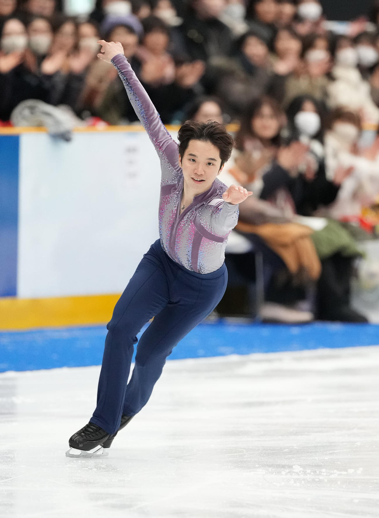 華麗な演技を披露する友野（撮影・森本幸一）