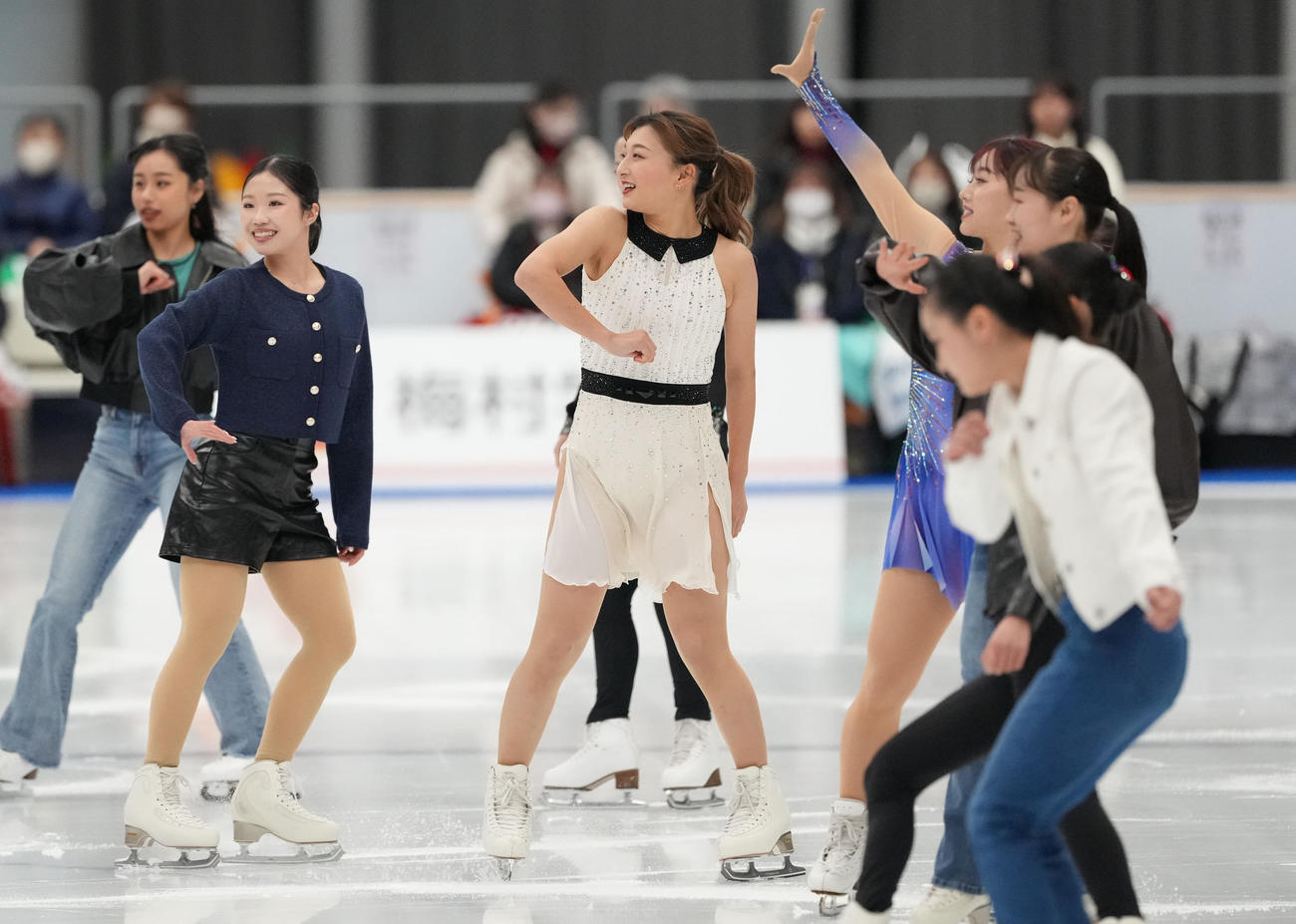 坂本（中央）はオープニングで演技を披露する（撮影・森本幸一）