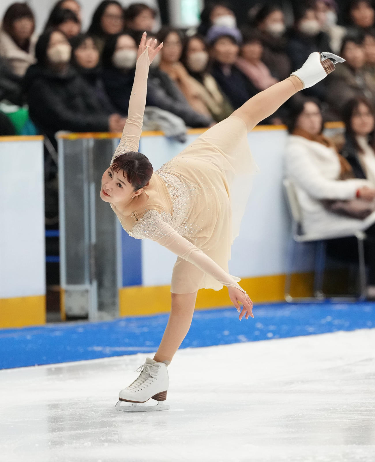 華麗な演技を披露する村上佳菜子さん（撮影・森本幸一）