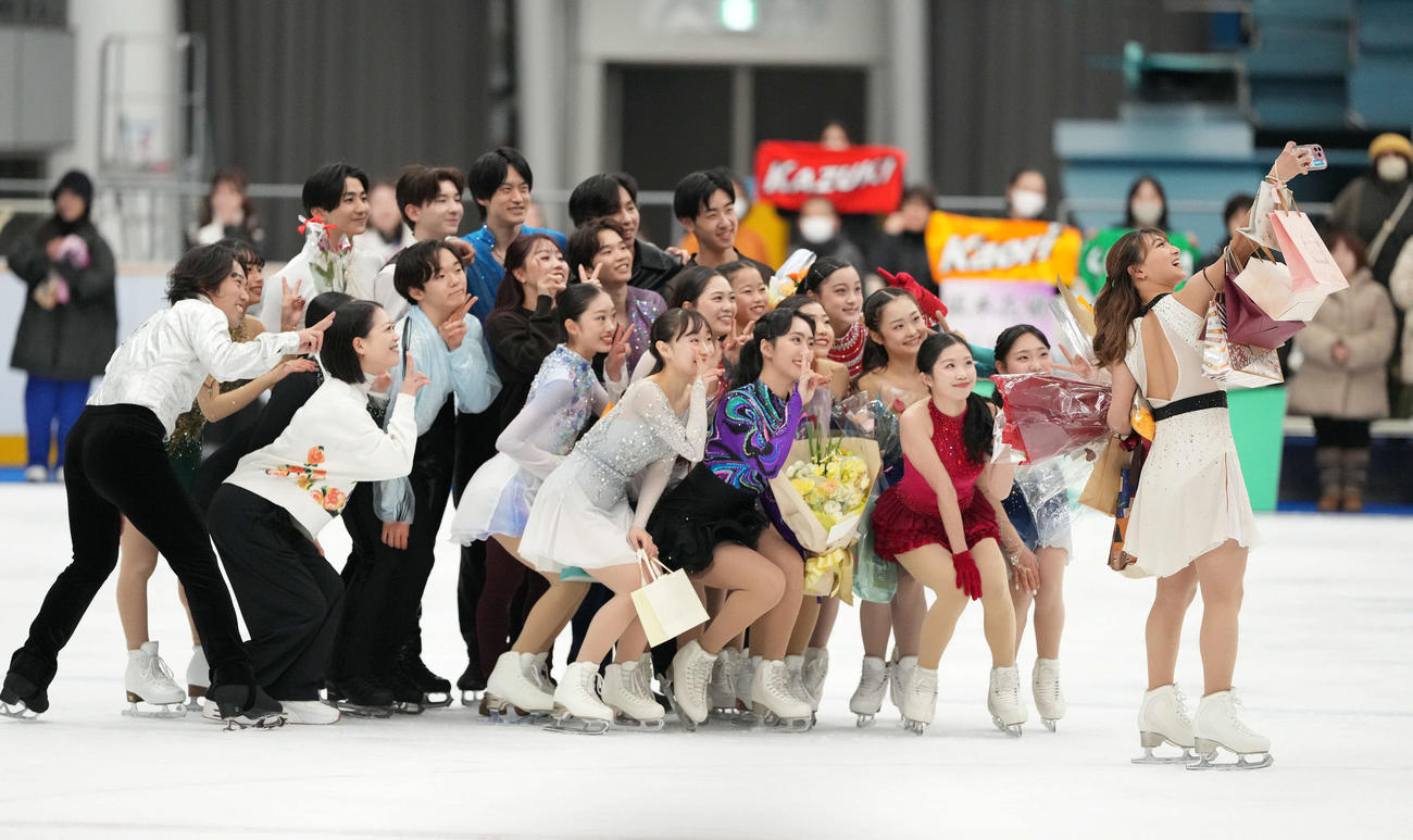 坂本（右）は自らのスマホで出演者と記念写真を撮影する（撮影・森本幸一）