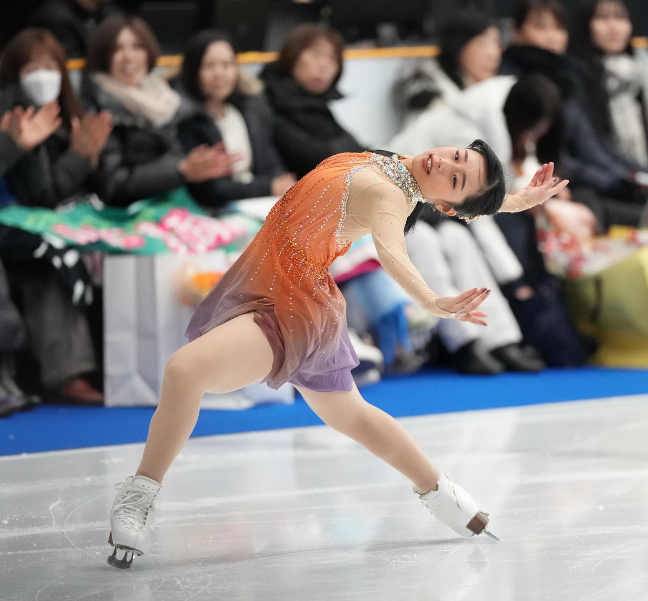 華麗な演技を披露する山下（撮影・森本幸一）