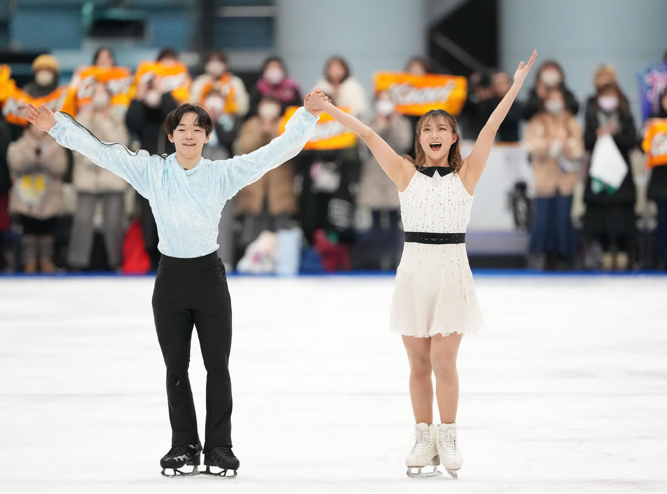 華麗な演技を披露し会場を盛り上げあいさつをする坂本（右）と鍵山（撮影・森本幸一）