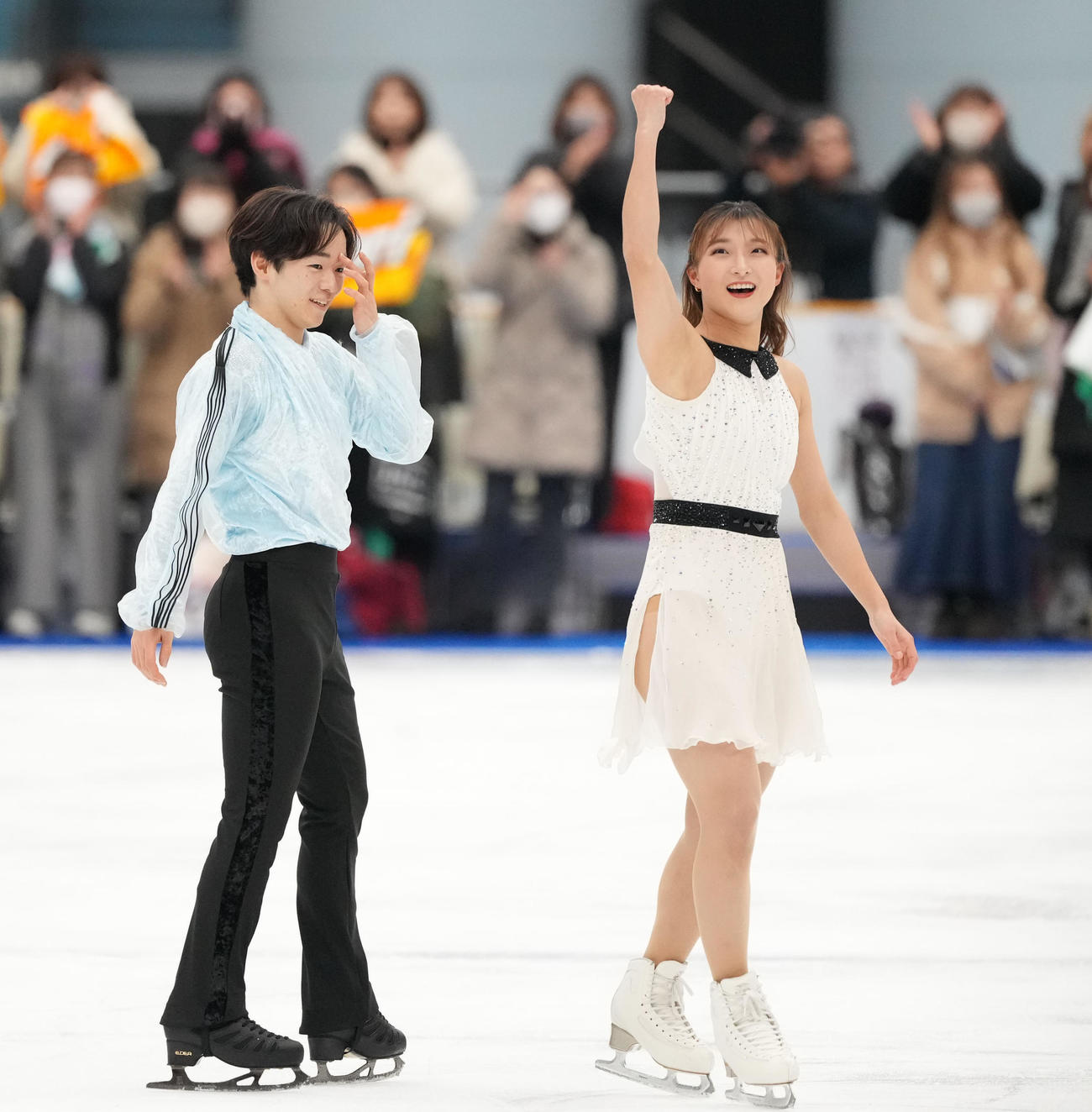 華麗な演技を披露し会場を盛り上げあいさつをする坂本（右）と鍵山（撮影・森本幸一）