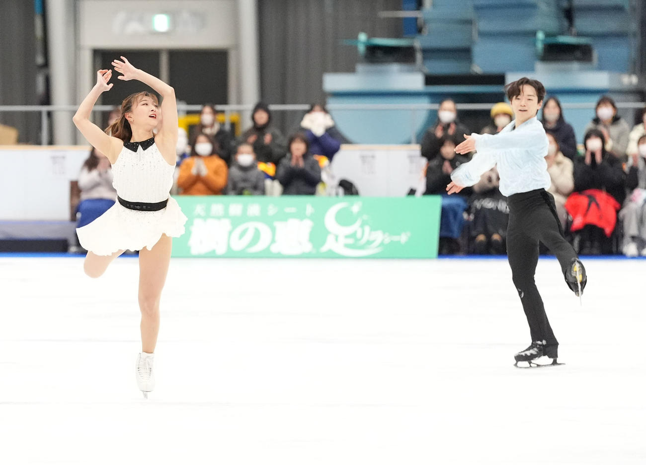 華麗な演技を披露する坂本（左）と鍵山（撮影・森本幸一）