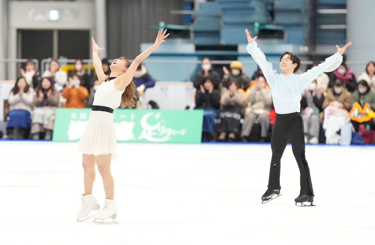 華麗な演技を披露する坂本（左）と鍵山（撮影・森本幸一）