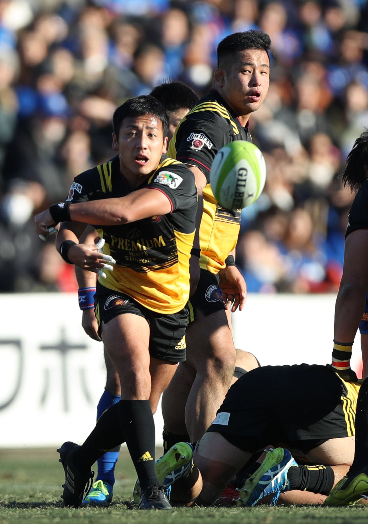 2018年1月、決勝のパナソニック対サントリー　前半、サントリーSH流大（左）はラックからパスを出す