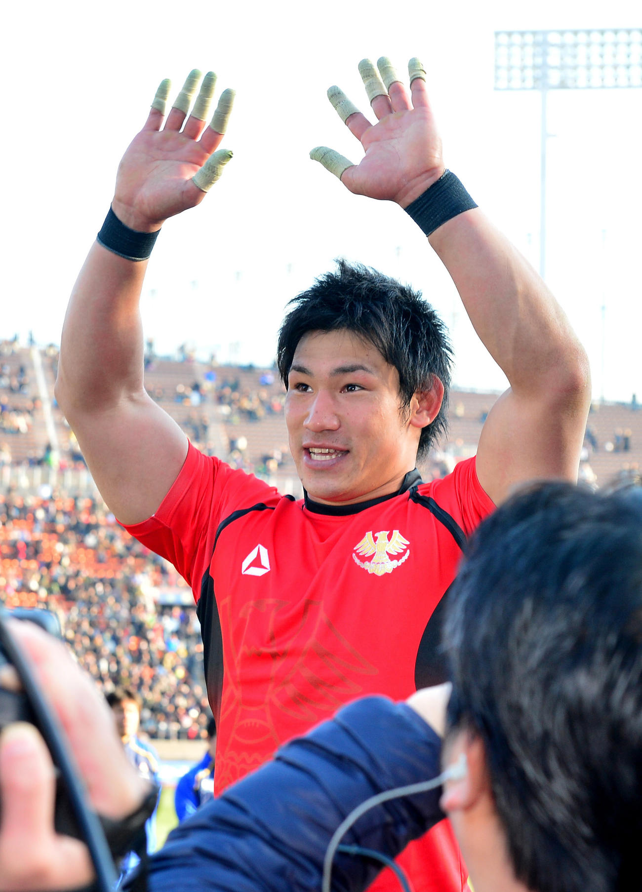 2014年1月、大学選手権5連覇を達成しお立ち台でスタンドの声援に応える帝京大・中村主将