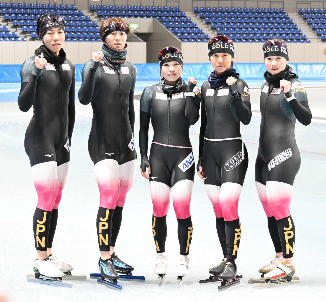 スピードスケート「teamGOLD（チームゴールド）の左から土屋、野々村、佐藤、高木、堀川（撮影・飯岡大暉）