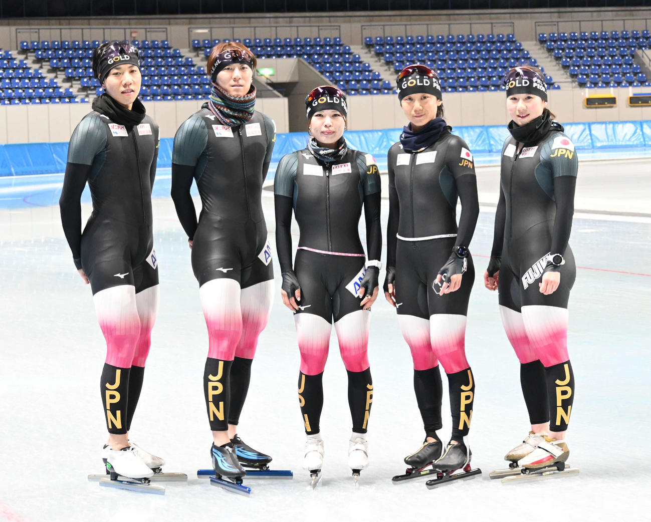 スピードスケート「teamGOLD（チームゴールド）の左から土屋、野々村、佐藤、高木、堀川（撮影・飯岡大暉）