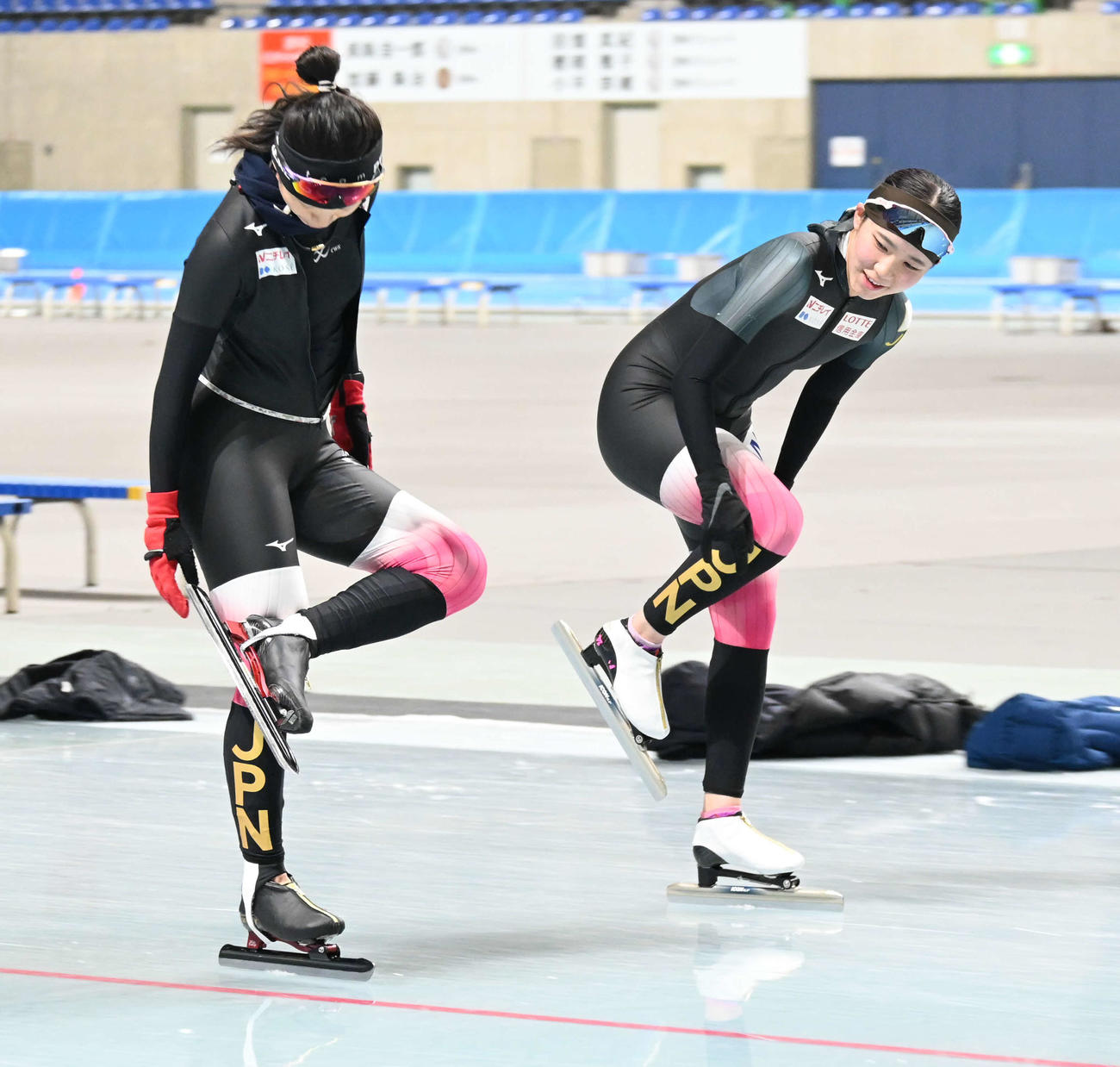 女子団体追い抜きメンバーの野明（右）は高木と言葉を交わす（撮影・飯岡大暉）