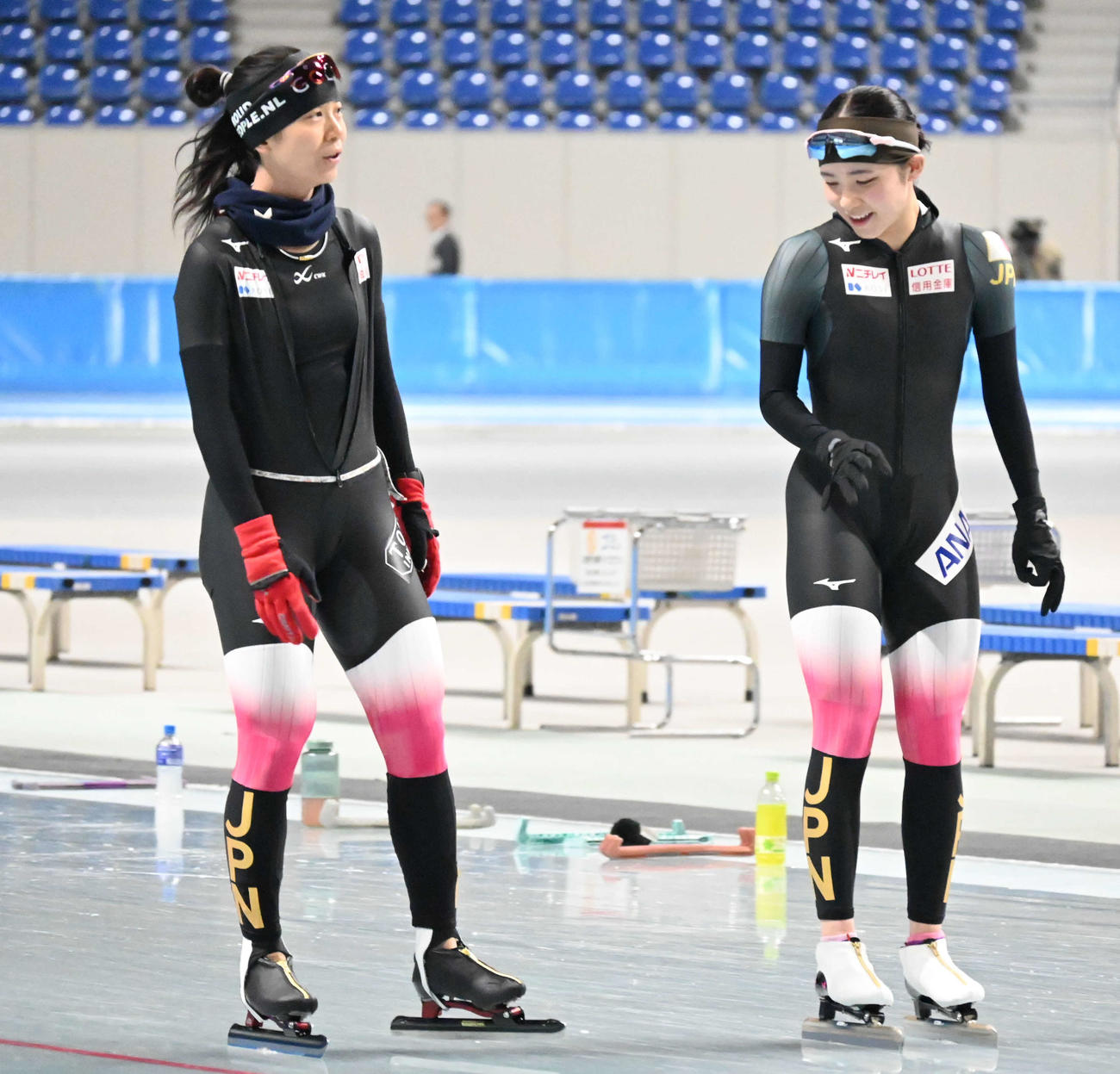 女子団体追い抜きメンバーの野明（右）は高木と言葉を交わす（撮影・飯岡大暉）