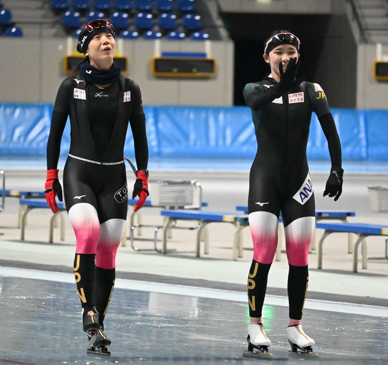 女子団体追い抜きメンバーの野明（右）は高木と言葉を交わす（撮影・飯岡大暉）