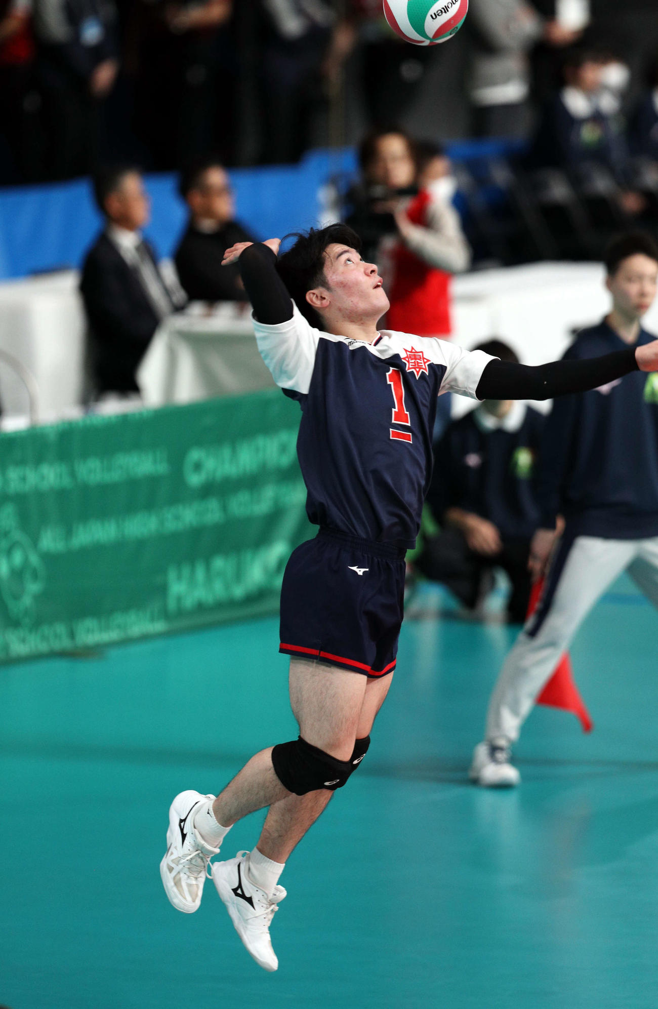 東北対高松工芸　サーブを打つ東北・高橋主将（撮影・木村有優）